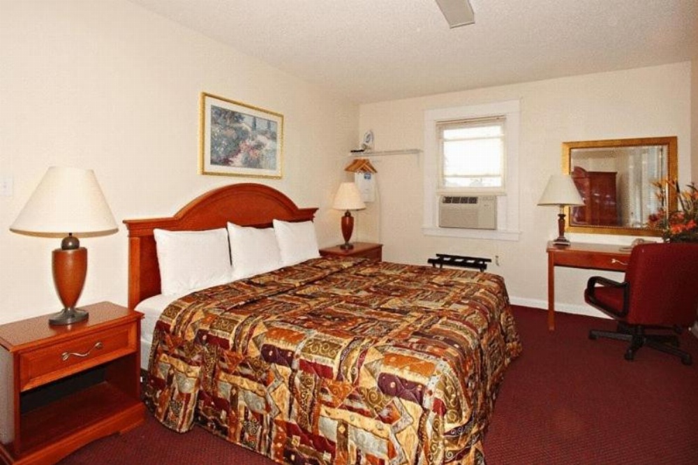 The Regal Inn & Suites Image 9